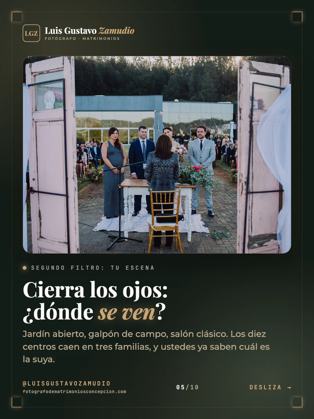 Ceremonia civil al aire libre entre puertas antiguas. Texto: "Cierra los ojos: ¿dónde se ven?" Matrimonios en Concepción.