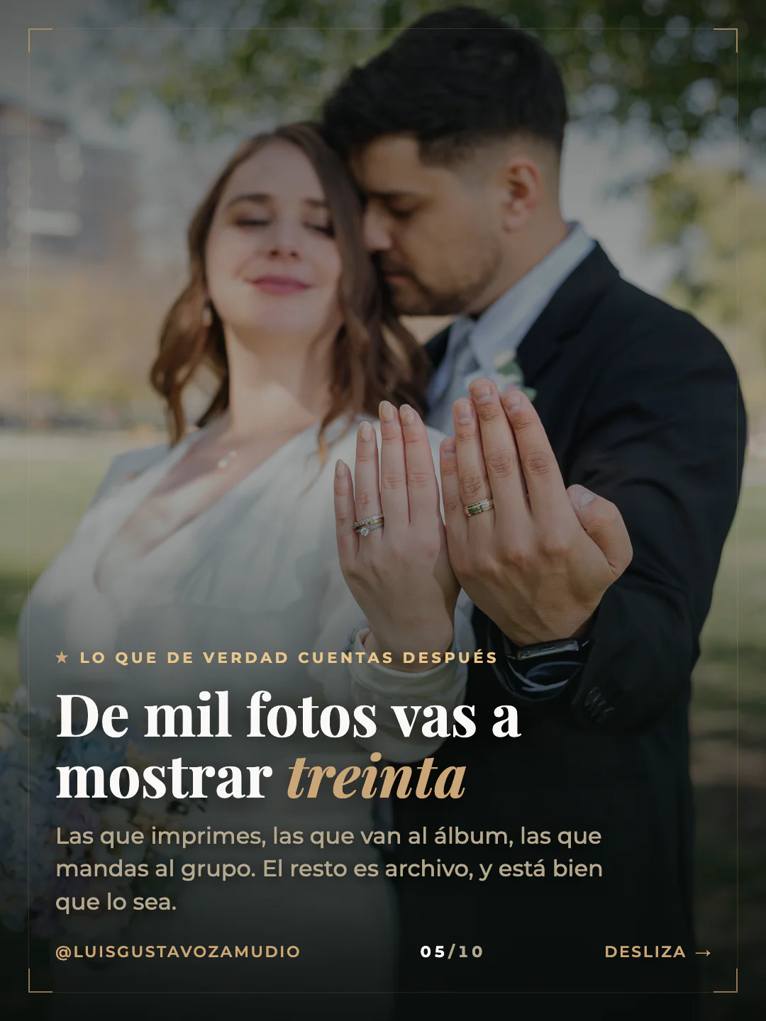 Novios mostrando los anillos. Texto: "De mil fotos vas a mostrar treinta" Matrimonios en Concepción.