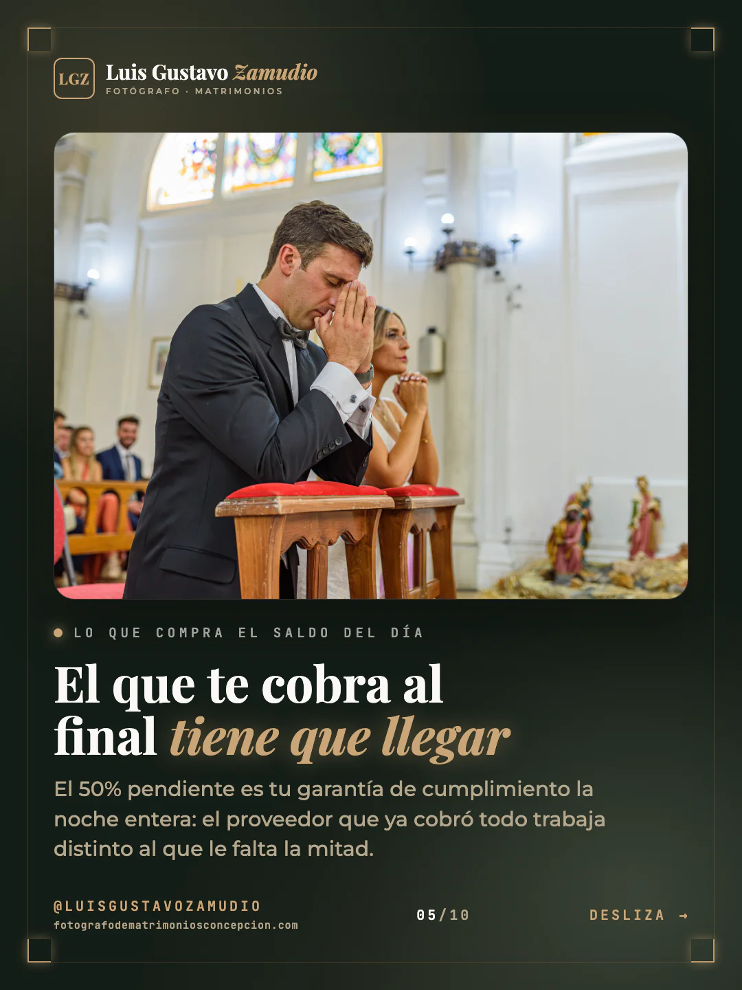 Novio secando una lágrima de la novia en la ceremonia. Texto: "El que te cobra al final tiene que llegar" Matrimonios en Concepción.