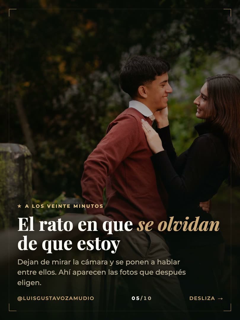 Pareja conversando en un parque de otoño durante su sesión preboda en Concepción