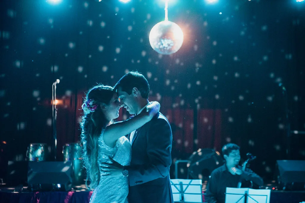 Primer baile de los novios bajo la bola de espejos en la fiesta de su matrimonio