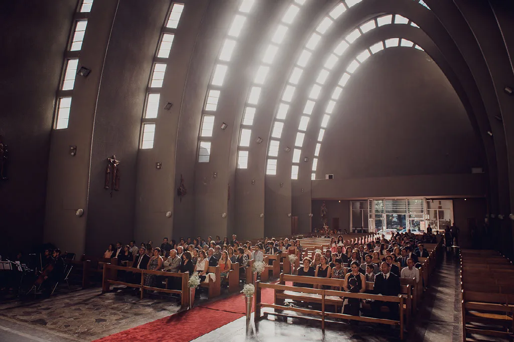 Iglesia llena de invitados durante una ceremonia de matrimonio en Concepción