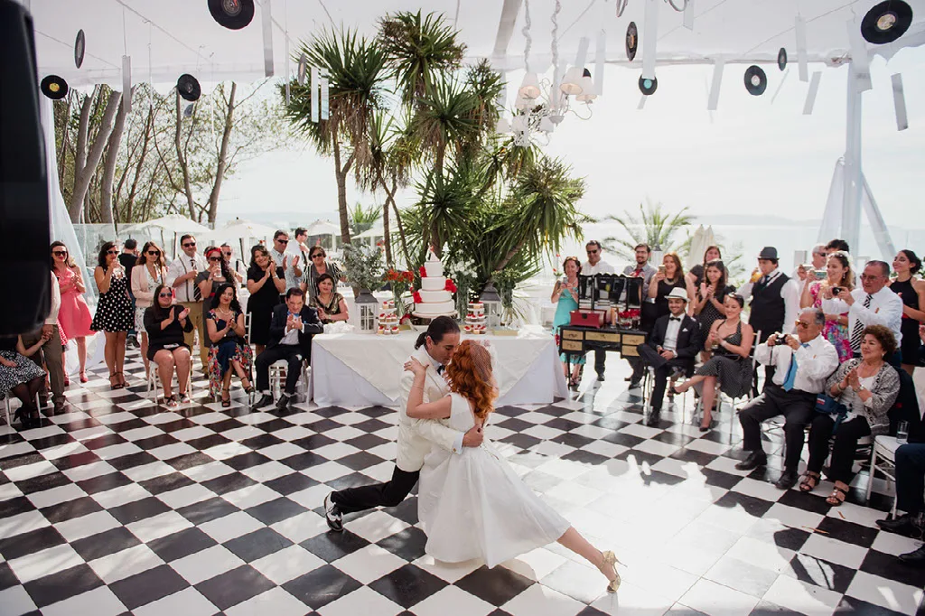 Novia bailando sobre la pista de damero de un centro de eventos en Concepción