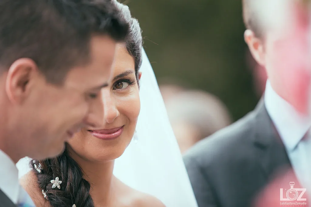 Mirada cómplice de la novia hacia el novio durante la ceremonia, primer plano documental