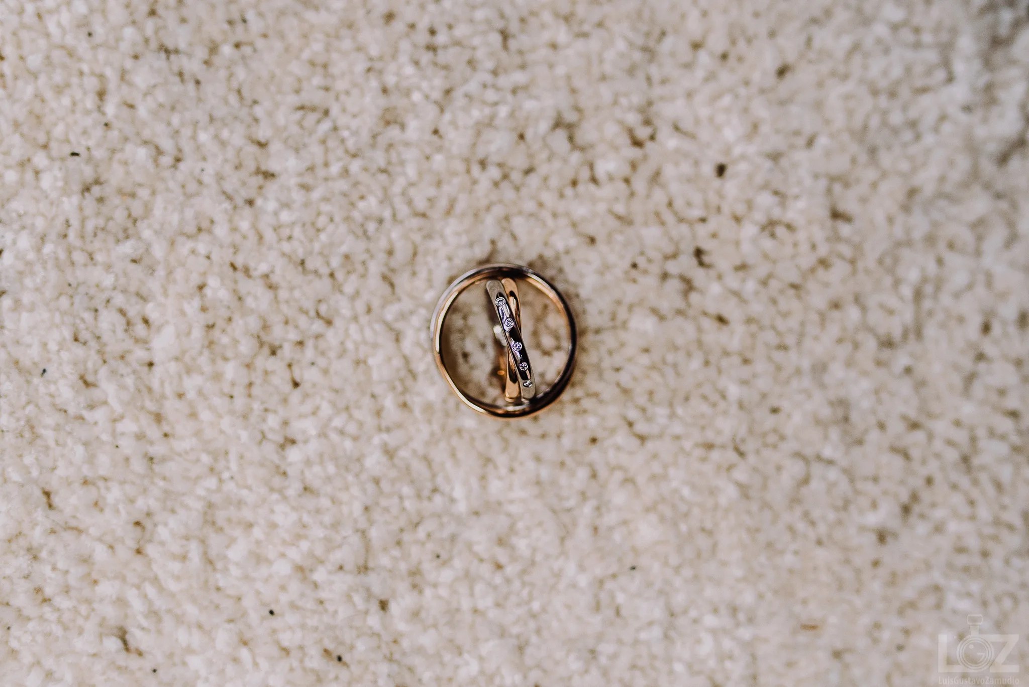 Argollas de matrimonio fotografiadas en detalle sobre piedra