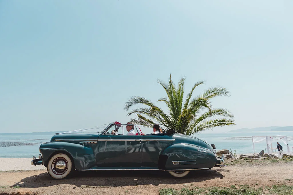 Auto clásico decorado con flores para el matrimonio junto al mar en la costa del Biobío