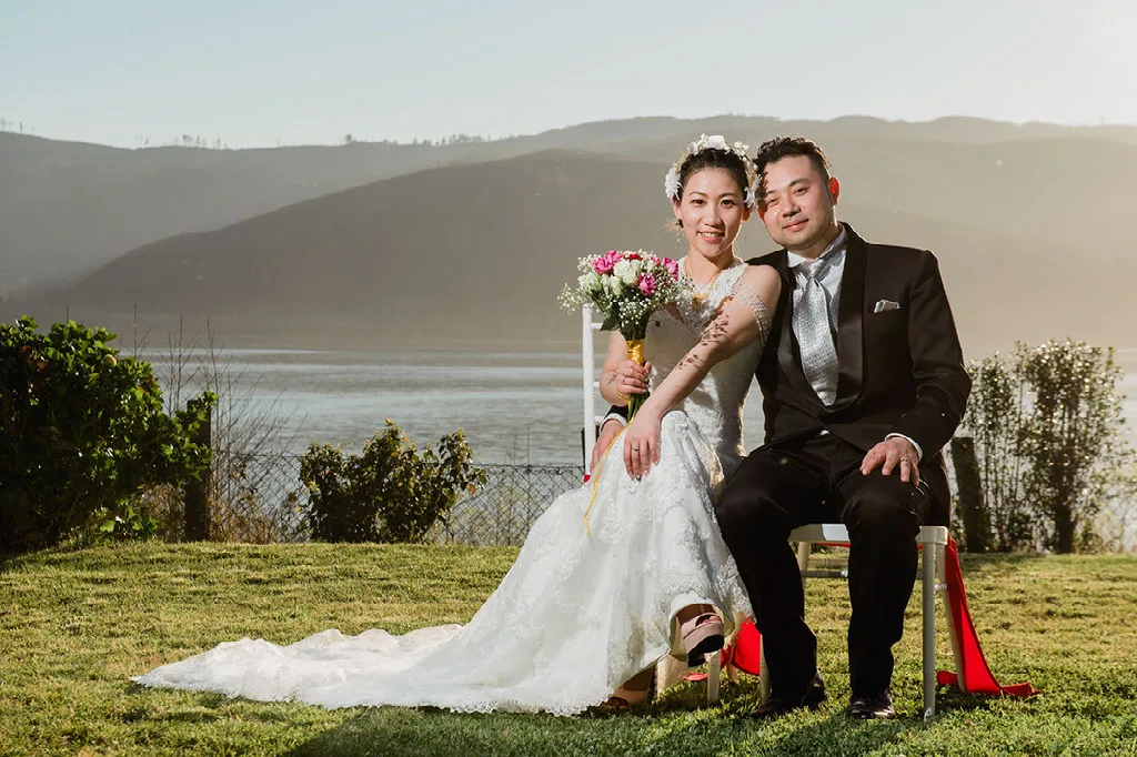 Retrato de los novios recién casados frente a la bahía y los cerros de la costa del Biobío