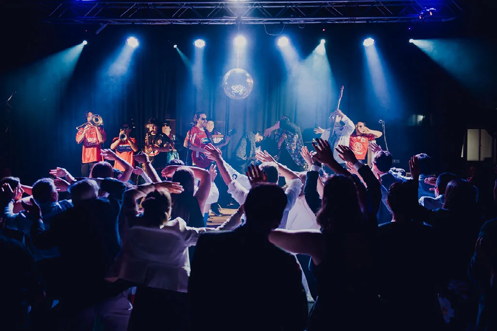 Banda en vivo y juego de luces en la fiesta de un matrimonio en Concepción