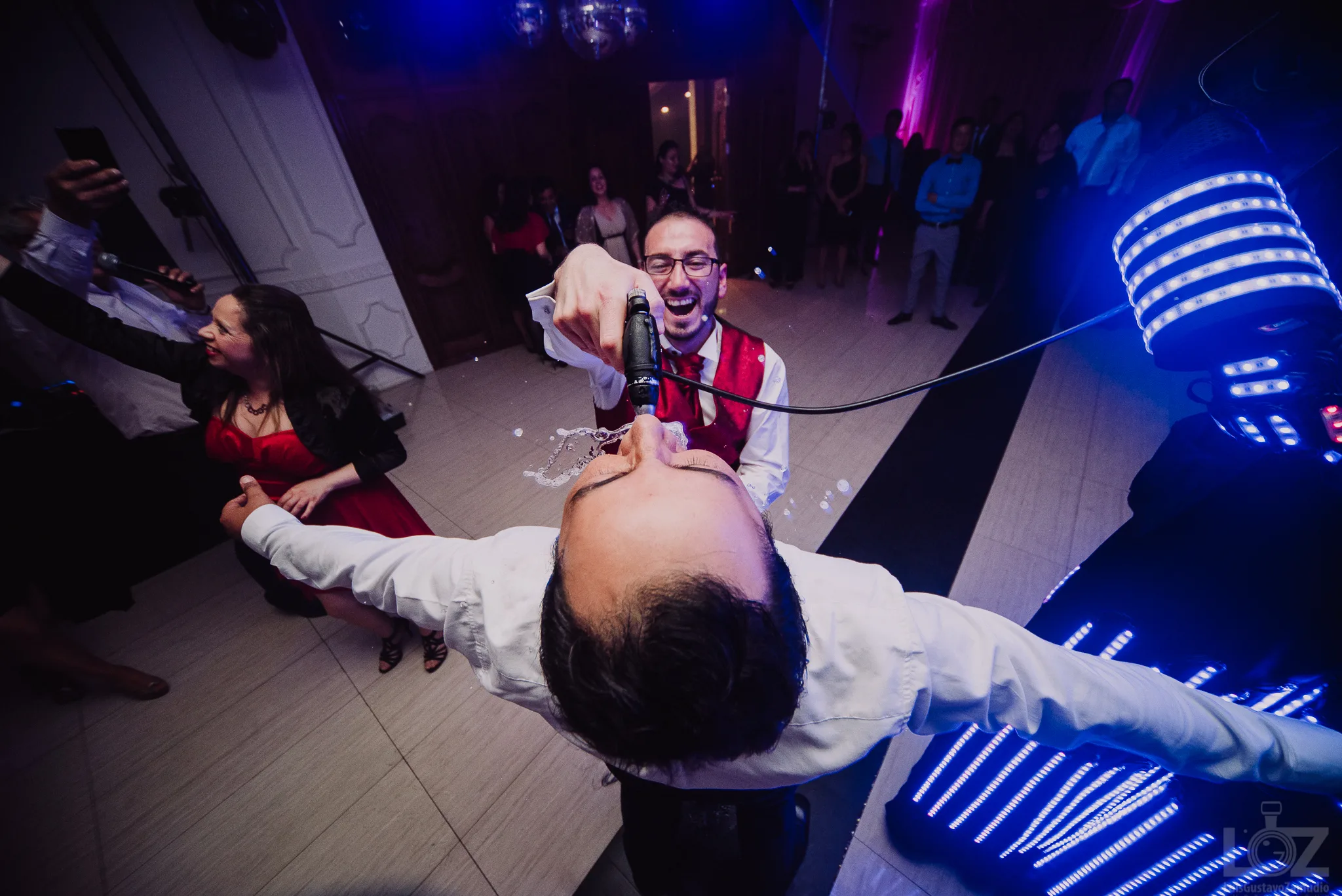 Invitado celebrando en la pista de baile, fotografía documental de la fiesta de matrimonio