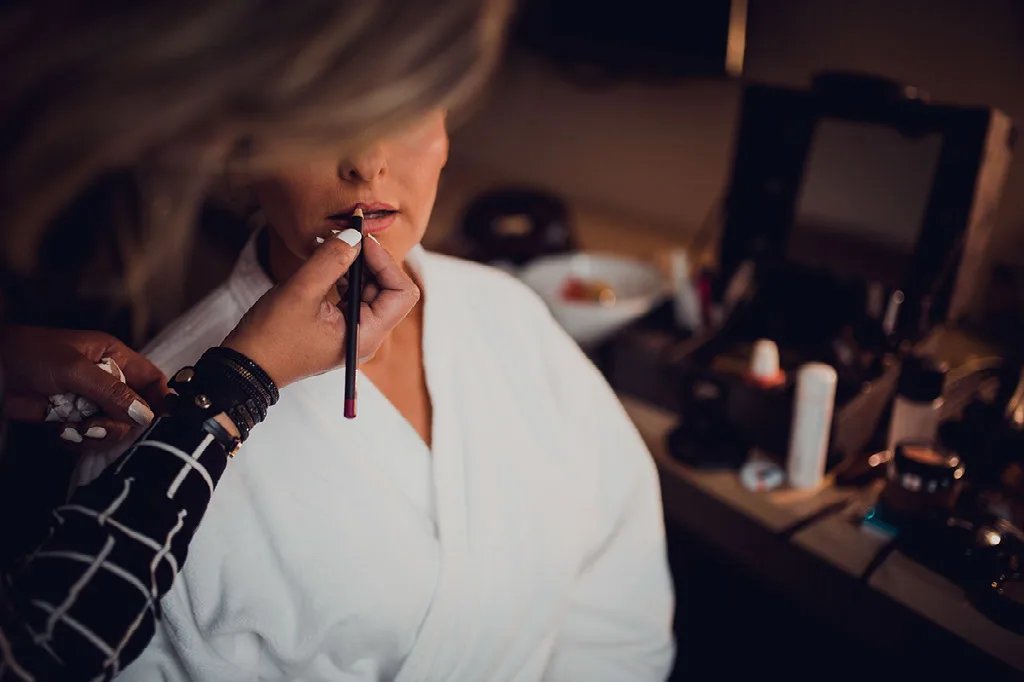 Novia durante el maquillaje en los preparativos de su matrimonio