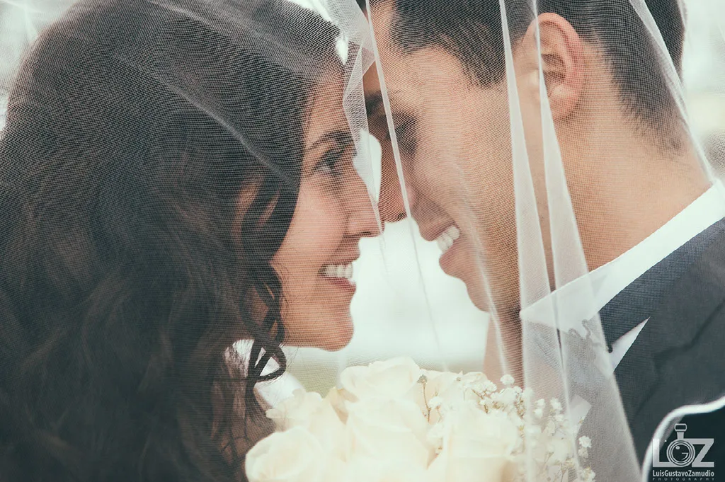Novios frente a frente bajo el velo, retrato íntimo del matrimonio