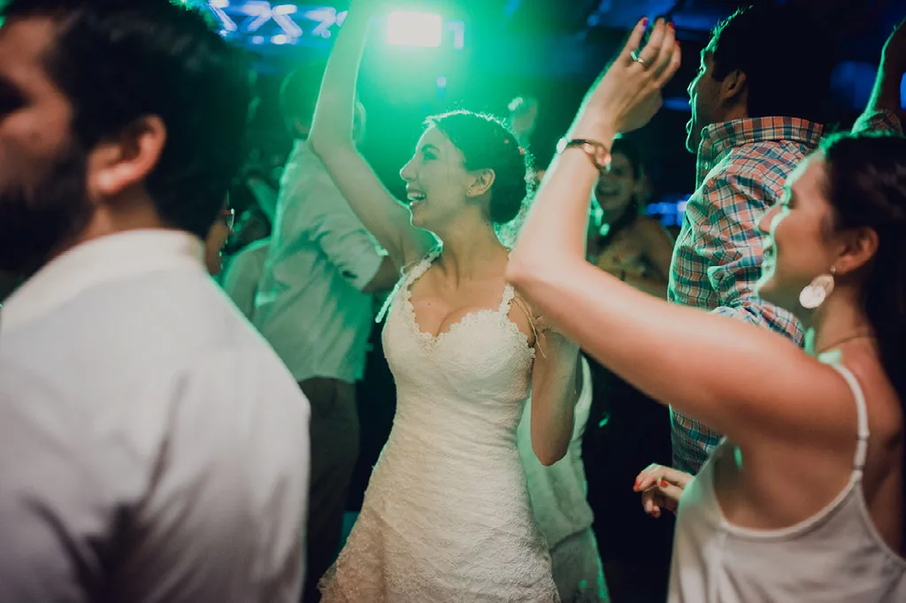 Novia celebrando con sus invitados en plena fiesta del matrimonio