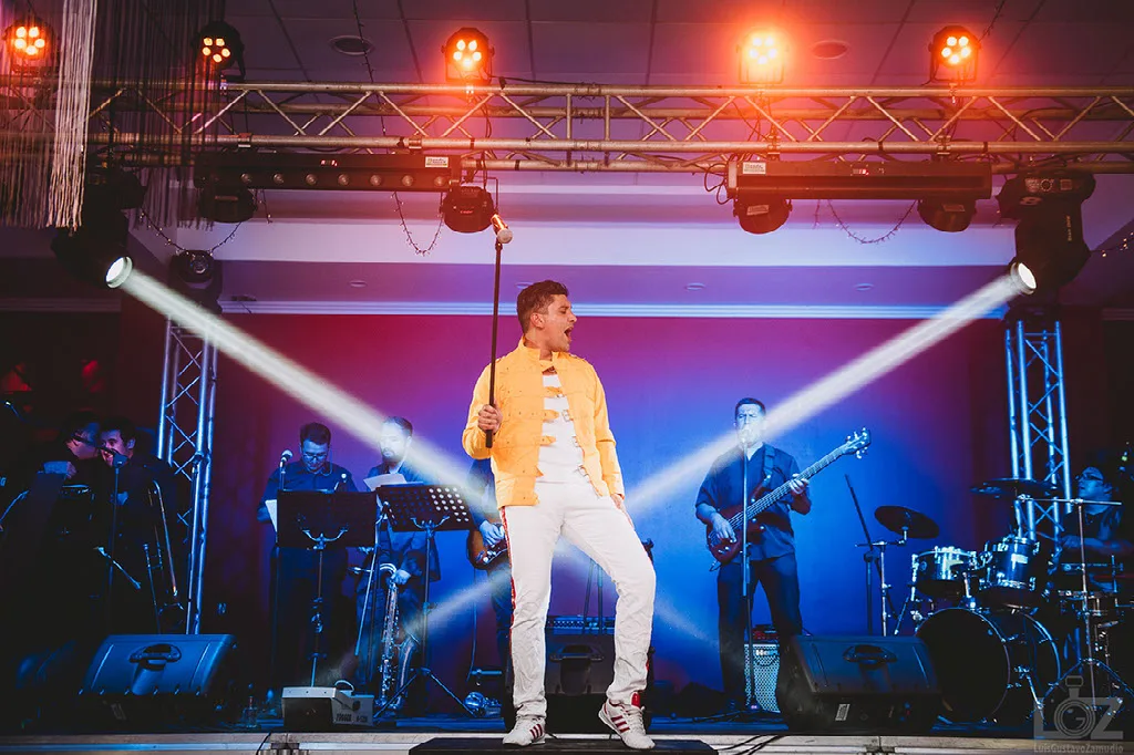 Show en vivo sobre el escenario durante la fiesta del matrimonio