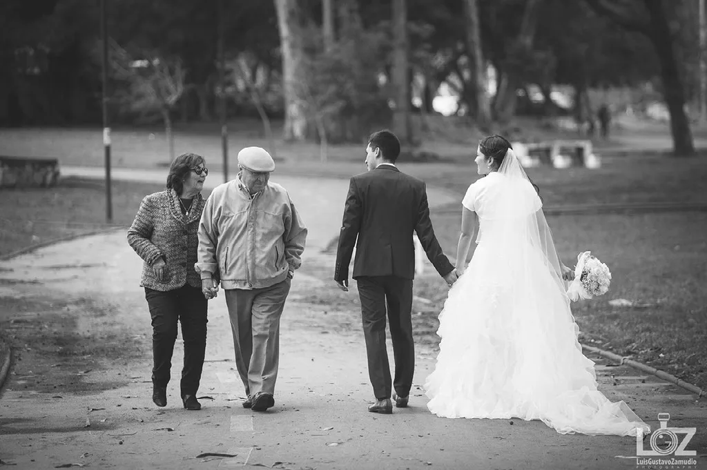 Novios caminando por el parque junto a los abuelos, blanco y negro documental
