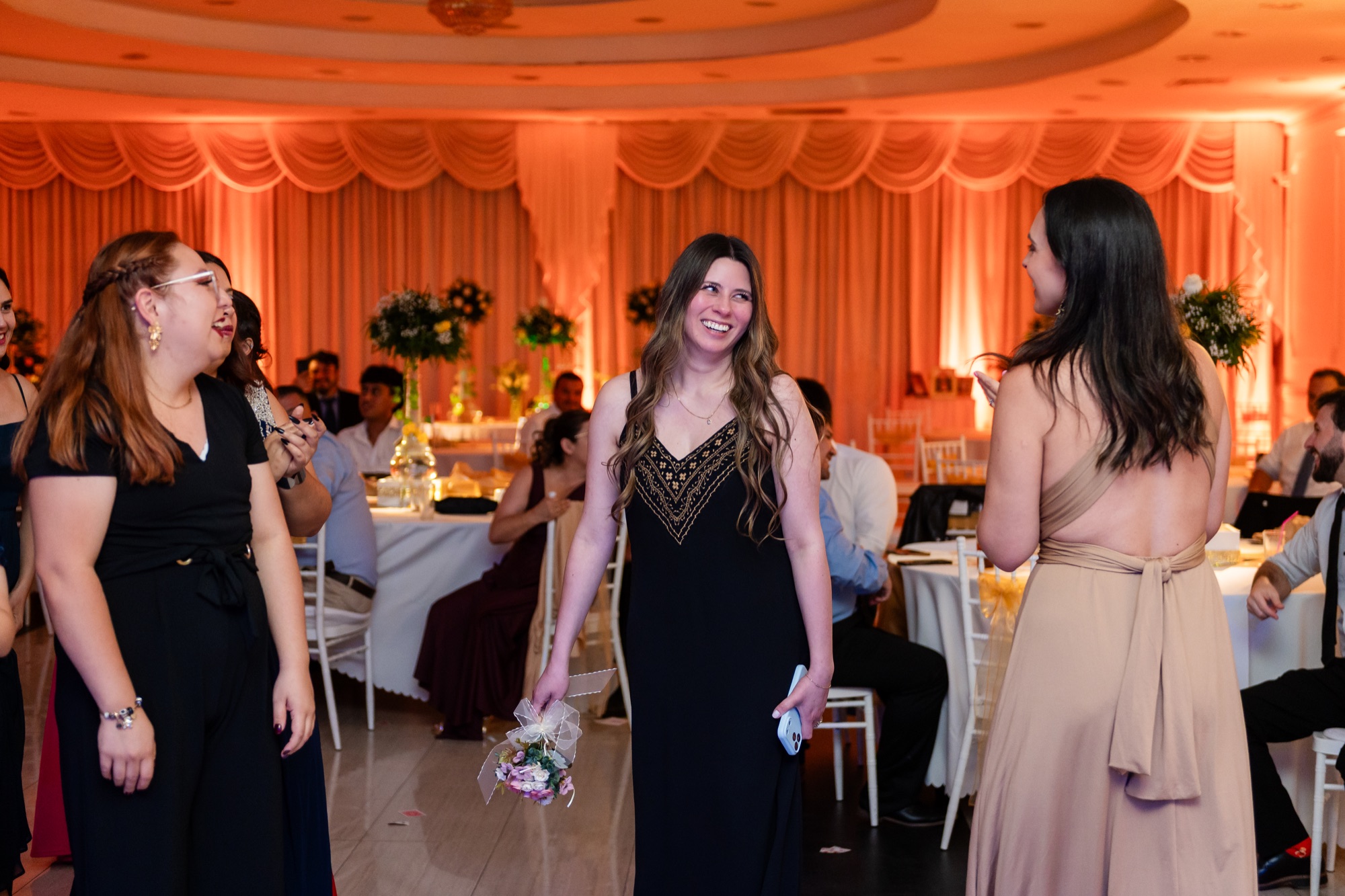 Fiesta de graduación fotografiada en un centro de eventos de Concepción