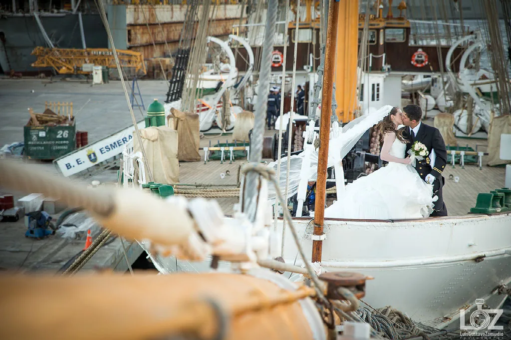 Beso de los novios a bordo del buque escuela Esmeralda en Talcahuano