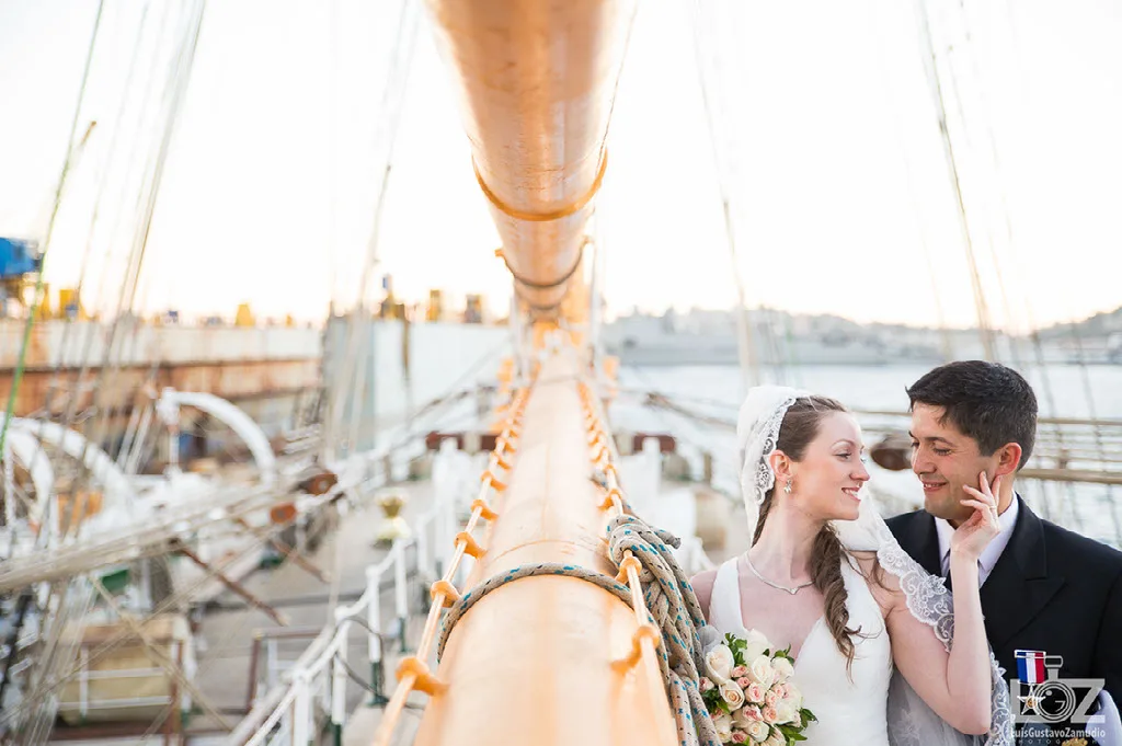 Retrato de los novios en la cubierta del velero en el puerto de Talcahuano