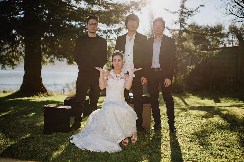 Novia bromeando junto a los amigos del novio en el jardín