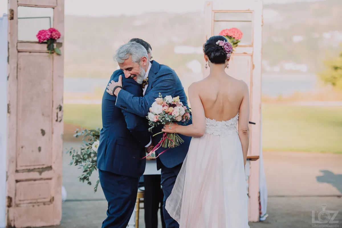 Un familiar abraza al novio después de la firma del civil