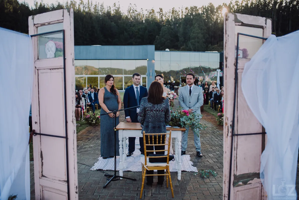 Ceremonia civil enmarcada por dos puertas antiguas con flores
