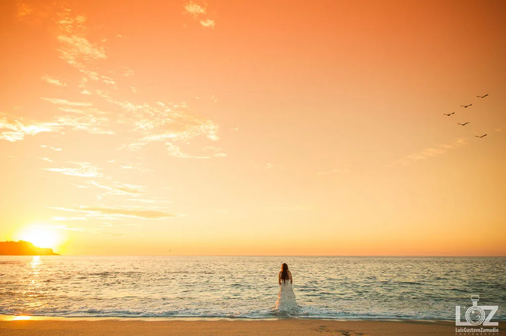 Novia frente al mar al atardecer en una playa de la Región del Biobío