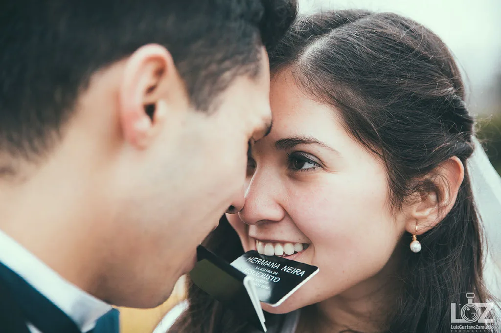 Complicidad de los novios en un retrato espontáneo del matrimonio