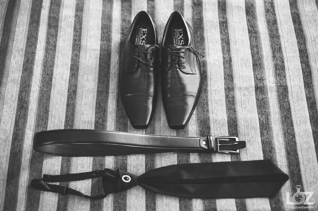 Zapatos, cinturón y humita del novio dispuestos en detalle