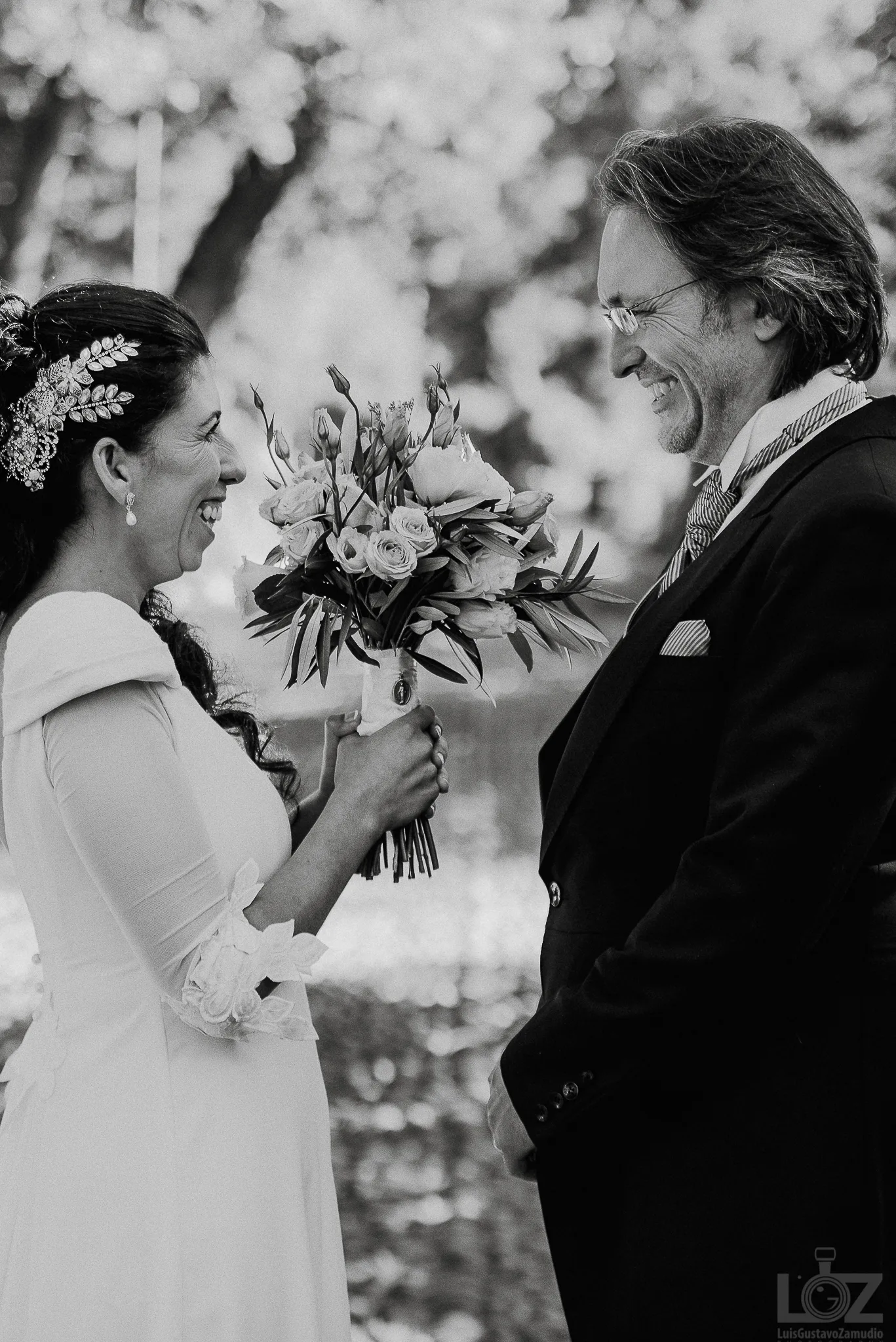 La novia y su padre frente a frente antes de la ceremonia, blanco y negro