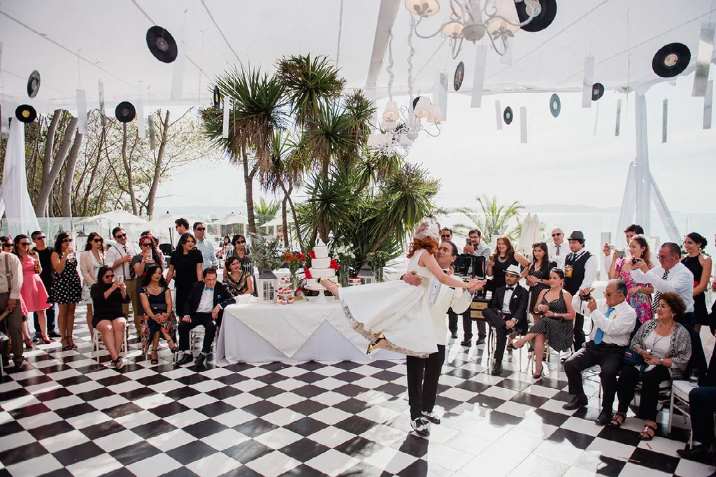 Novia girando en su baile sobre la pista de damero del centro de eventos