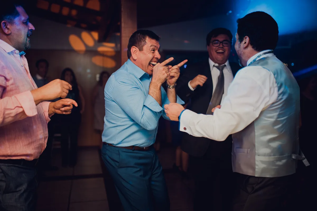 Invitados bailando en la fiesta del matrimonio
