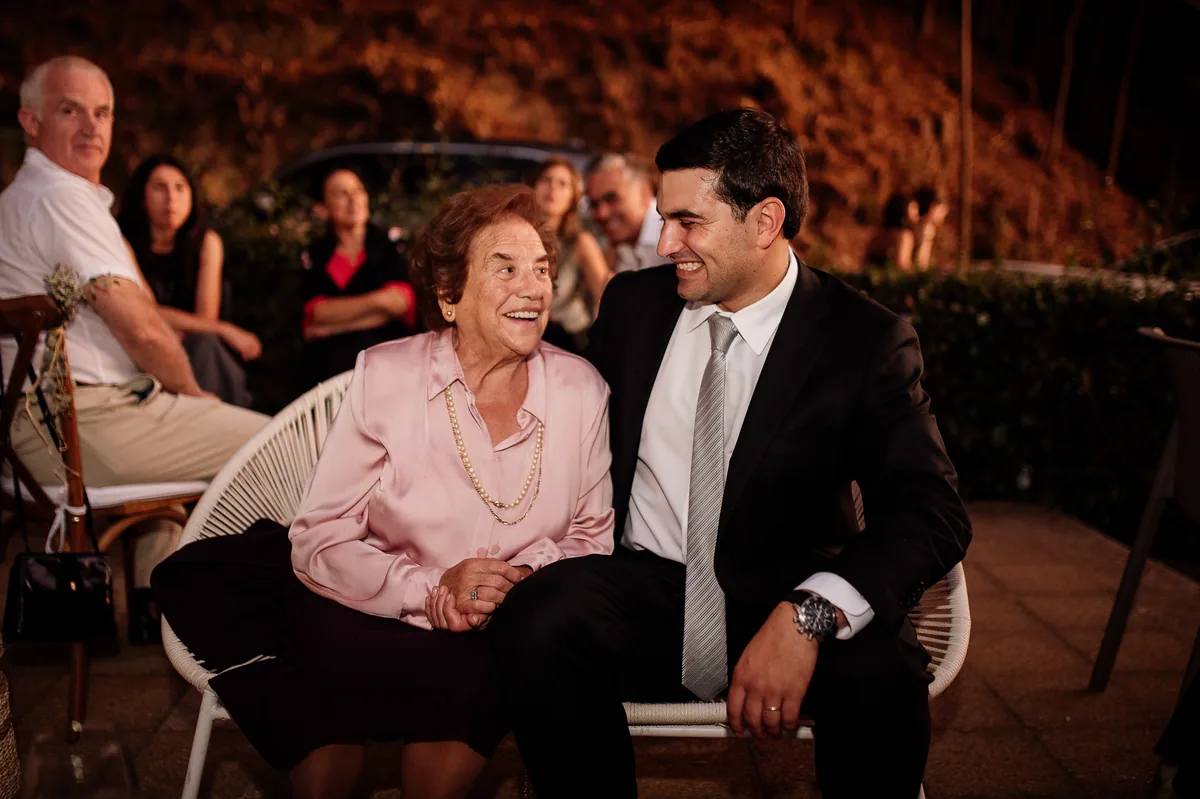 El novio le sonríe a su abuela durante la fiesta